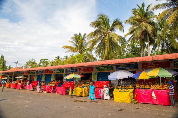 aluthgama-market-near-the-table ඡායාරූපය