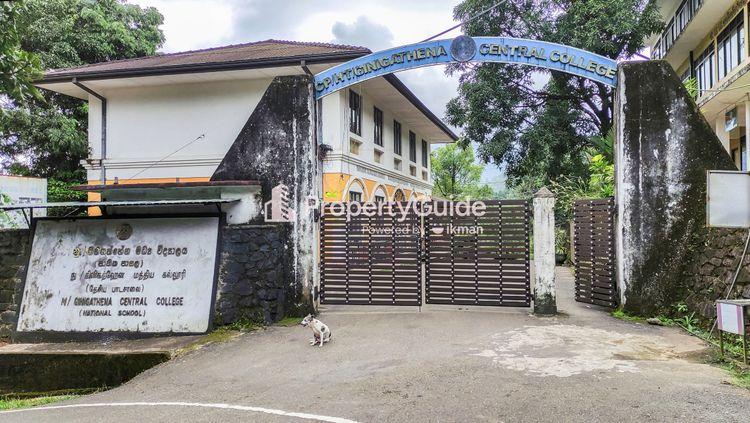 ginigathhena central college படம்